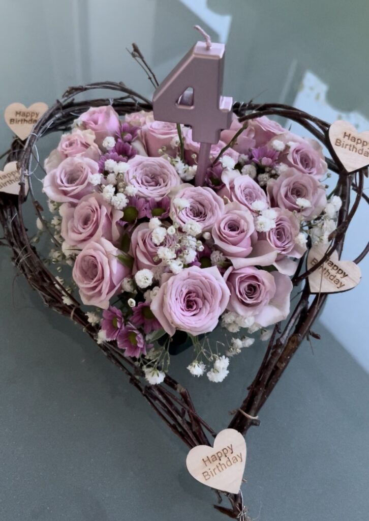 Florale Geburtstagsdekoration, florales Geburtstagsgeschenk